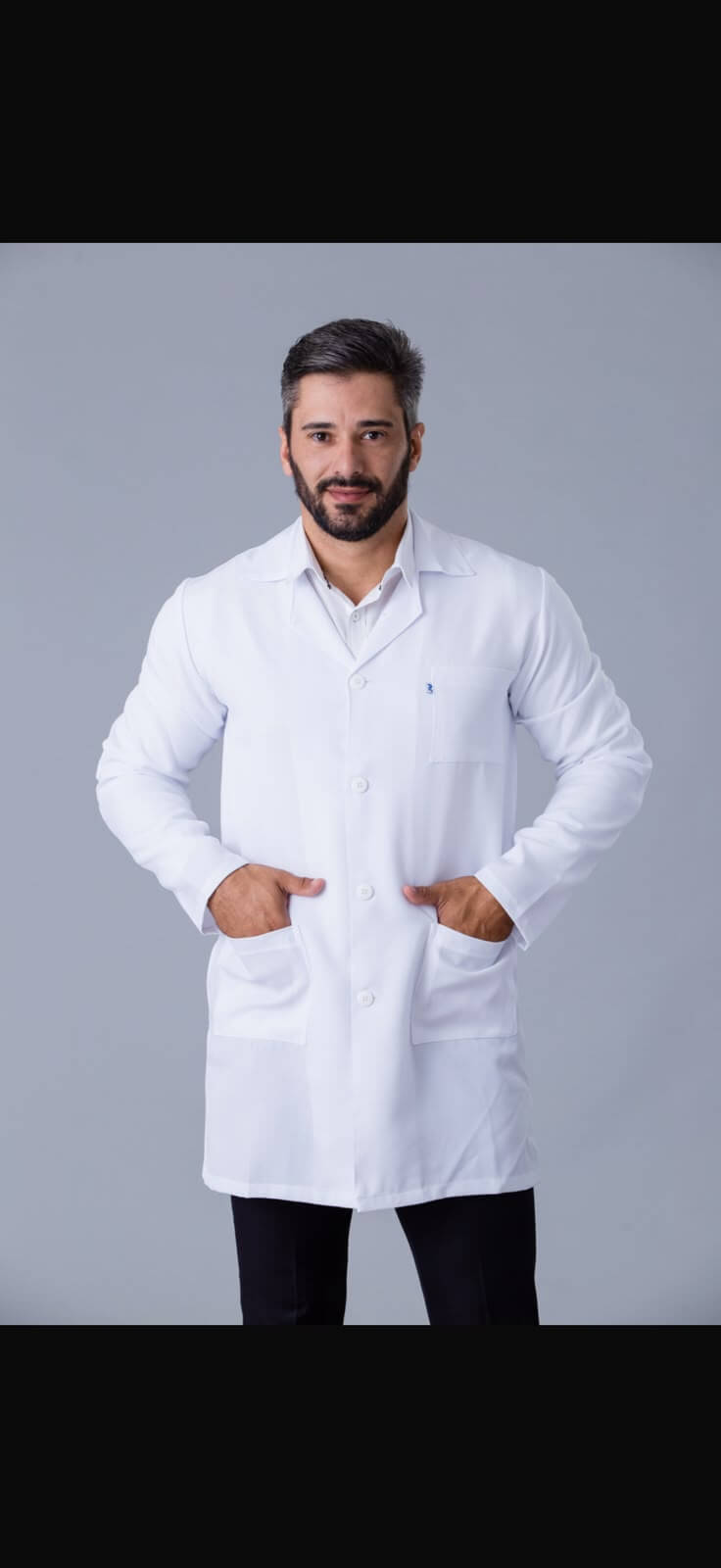 Jaleco masculino branco de manga longa com logo bordado no bolso