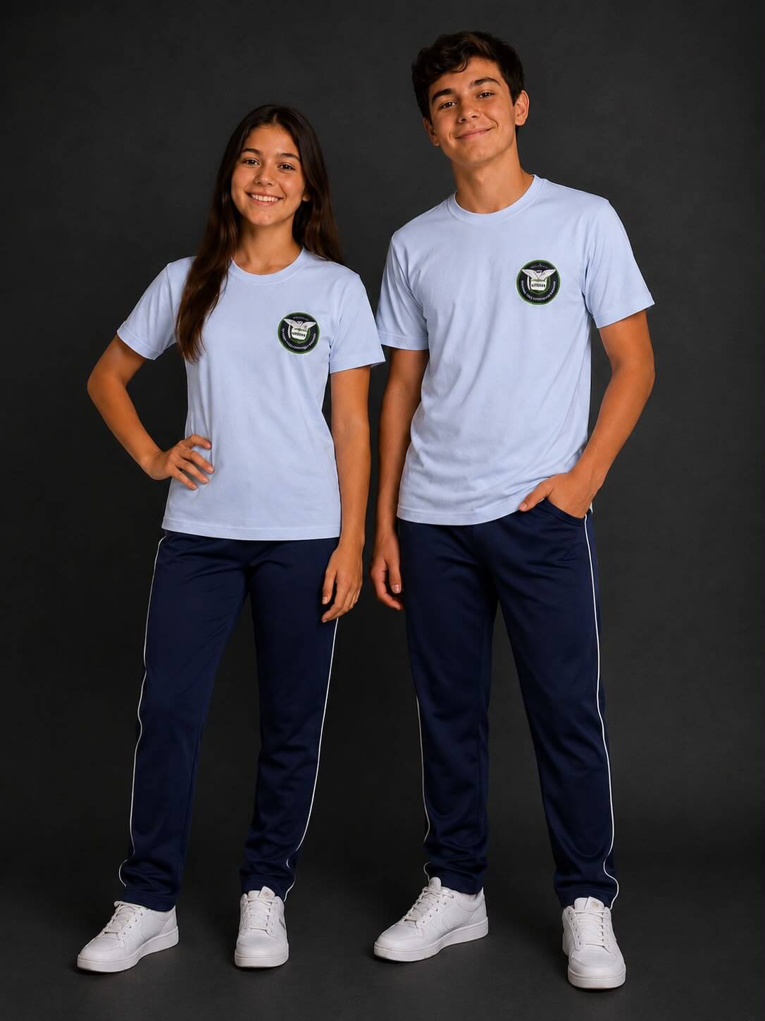 Alunos com camiseta escolar azul-clara e calça de tactel azul-marinho com friso branco